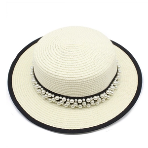 Cappello di paglia elegante da donna a tesa larga con catena di perle e bordo nero