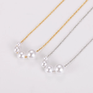 Elegant stainless steel necklace with gradient white pearls in gold and silver finish