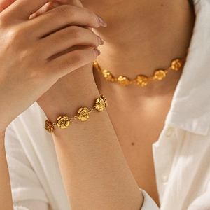 Ensemble collier et bracelet élégant en acier inoxydable doré 18k avec roses