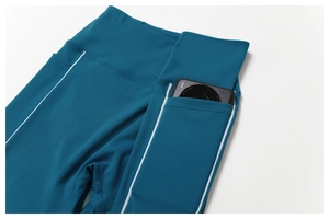 Detalle de pantalones de yoga elásticos con bolsillos para móviles y ribetes blancos