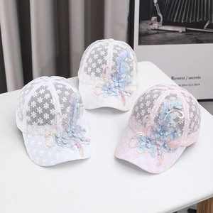Cappellini da baseball in pizzo con ricami floreali e dettagli in perle multicolore