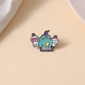 Detail der Cartoon Frosch Zauberer Emaille Pin mit Zaubertrank und Zauberbuch