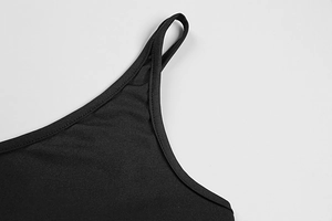 Détail des fines bretelles et de la couture du col en U sur une combinaison noire