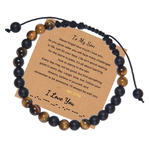 Détail du bracelet code Morse en œil de tigre avec message parental sur carte kraft