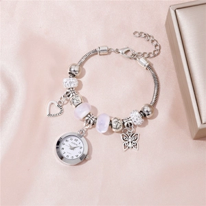 Montre bracelet à perles tendance pour femme avec breloques cœur et papillon argentés