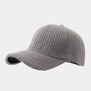 Gros plan sur la casquette de baseball en tricot gris clair avec texture mohair pelucheuse