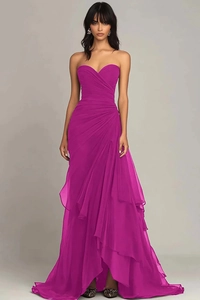 Détail d'une élégante robe de soirée en mousseline magenta avec volants et décolleté bustier