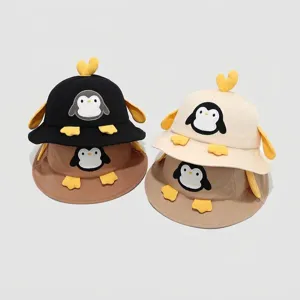 Dettaglio di cappelli bucket per bambini in quattro colori con ricamo pinguino e dettagli 3D