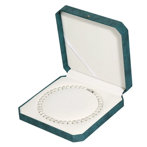 Elegante portagioie in velluto verde aperto con una lucente collana di perle bianche all'interno