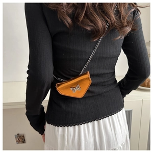 Détail d'un mini sac triangulaire orange vif avec papillon argenté et bandoulière en chaîne