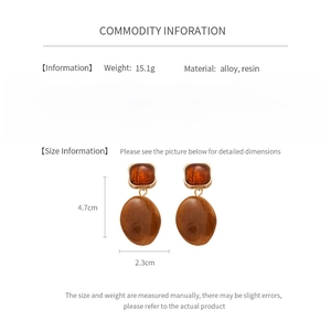 Size specifications for amber resin earrings measuring 4.7cm by 2.3cm and 15.1g weight