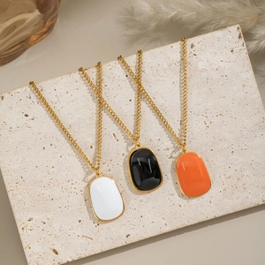 Tre collane boho in acciaio inossidabile dorato con ciondoli ovali bianco, nero e arancione