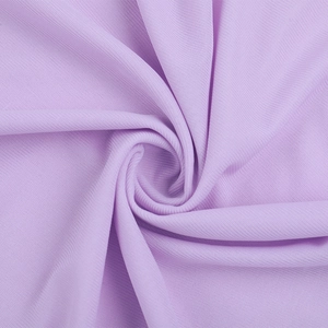 Detailaufnahme von hellviolettem Feinstrickstoff mit weicher Textur und vertikalem Muster