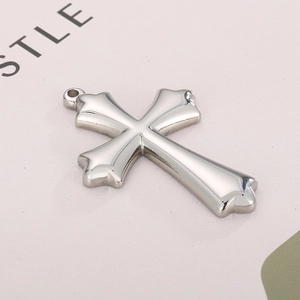 Vue détaillée du pendentif croix en acier inoxydable argenté avec surface métallique polie