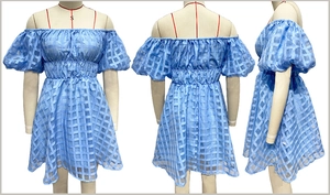 Détails de la mini robe bleu ciel à épaules dénudées avec manches bouffantes et résille