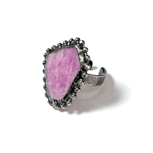 Anello regolabile vintage con rubino rosa grezzo e montatura rustica in argento anticato