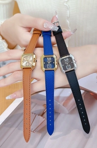 Gros plan de trois montres vintage pour femmes à cadran carré et bracelets en cuir fin