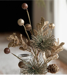 Macro de branches de pin dorées pailletées et baies brunes pour décoration de Noël