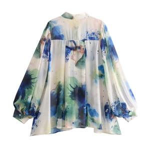 Λεπτομέρεια από μπλε και λευκό σχέδιο tie-dye σε διαφανές σιφόν μακρυμάνικο πουκάμισο