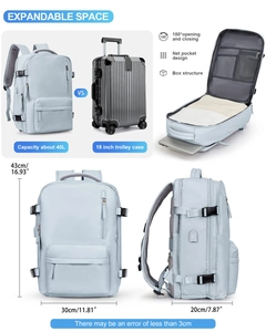 Detalle de la mochila de viaje azul claro de 40 l con apertura de 180 grados y dimensiones.