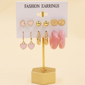 Vue détaillée du lot de 6 paires de boucles d'oreilles cœurs roses et créoles dorées