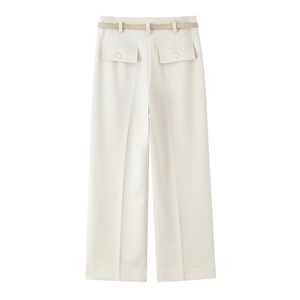 Dettaglio dei pantaloni larghi bianco sporco con cintura marrone sottile e tasche posteriori