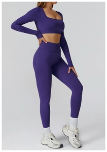 Détail de l'ensemble de yoga violet sans couture avec manches longues et col en U ajusté