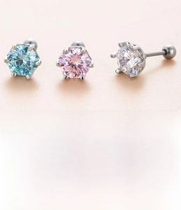 Détail de boucles d'oreilles en acier titane 6mm avec zircone cubique en plusieurs couleurs