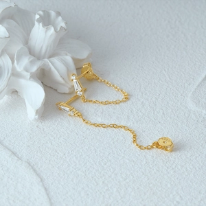 Detail of S925 silver gold chain earring with rectangular zircon and S925 hallmark
