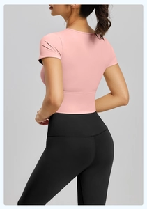 Dettaglio del top da yoga rosa e dei leggings neri con vista posteriore per il fitness