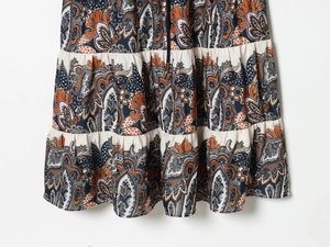 Details des böhmischen Etagenkleids mit orangefarbenem Paisleymuster und Lagenstruktur