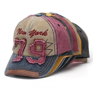 Detail von Vintage Baumwoll-Baseballkappen mit New York Stickerei und 79er Aufnäher