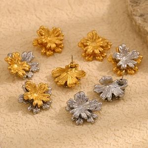 Unregelmäßige doppellagige Blatt-Ohrstecker aus 18K vergoldetem Edelstahl in Gold und Silber