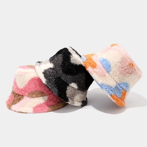 Trois bobs chauds en laine d'agneau synthétique aux motifs colorés pour l'hiver