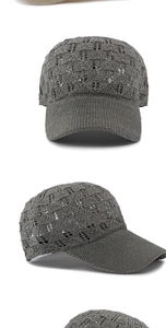 Dettaglio del cappellino grigio in maglia con trama all'uncinetto traspirante
