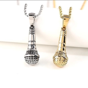 Détail des pendentifs microphone argentés et dorés avec texture en maille et chaînes