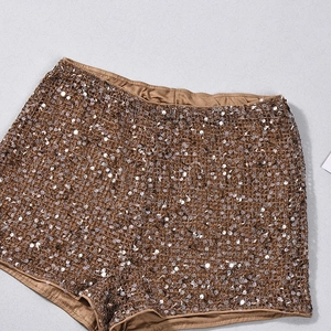 Vue détaillée du short à paillettes dorées bronze avec texture brillante haute densité