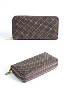 Dettaglio pochette vintage marrone con motivo dorato e doppia cerniera lampo