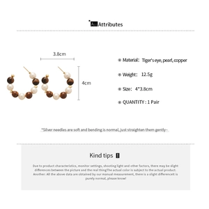 Vue détaillée de boucles d'oreilles en C avec perles d'oeil de tigre et dimensions