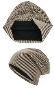 Gros plan du bonnet plissé kaki montrant la texture côtelée et la doublure noire