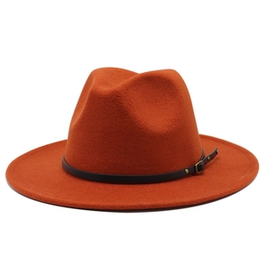 Cappello fedora classico in lana caramello con fascia in pelle nera su sfondo bianco