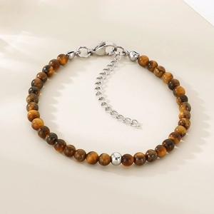 Détail macro du bracelet en perles d'oeil de tigre avec fermoir mousqueton réglable