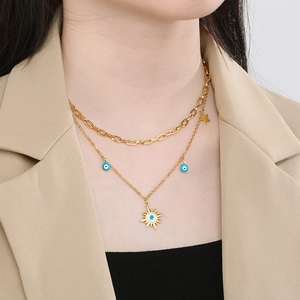 Ensemble de colliers dorés à deux rangs avec œil de démon et étoile sur un mannequin