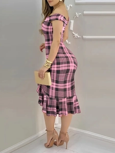 Detail des schulterfreien Ausschnitts und rosa Karomusters auf einem Rüschenkleid