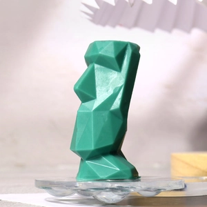 Detailopname van groene Low Poly Moai standbeeld kaarsvorm voor modern woondecoratie