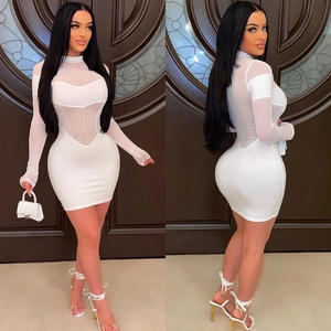 Robe moulante blanche en tulle transparent avec manches longues et col montant élégant