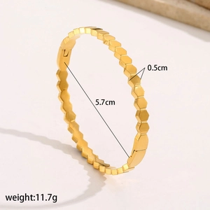 Detail view of gold metal link bracelet with 5.7cm diameter and 0.5cm width specs