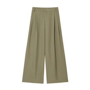 Pantalon femme vert olive à jambes larges et taille haute avec plis sur fond blanc