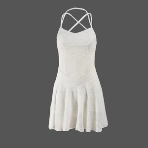 Détail d'une mini robe en dentelle blanche avec dos nu croisé et texture florale fine