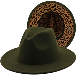 Détail du chapeau Fedora vert foncé avec une doublure élégante à imprimé léopard